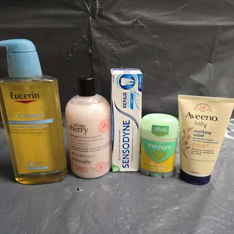APPROXIMATEY 20 ASSORTED HEALTH AND BEAUTY PRODUCTS TO INCLUDE - MITCHUM ROLL ON DEODORANT - AVEENO BABY EMOLLIENT CREAM AND SENSODYNE TOOTHPASTE