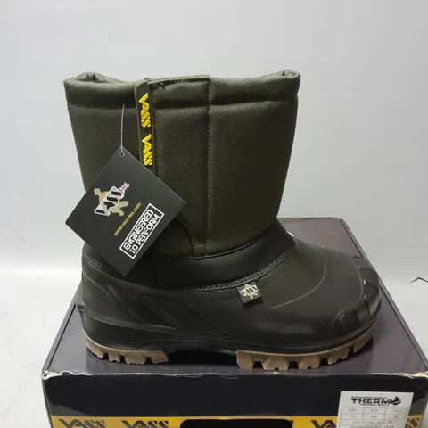 BOXED PAIR OF VASS HYBRID THERM FISHING BOOTS IN BLACK/GREEN - UK 9