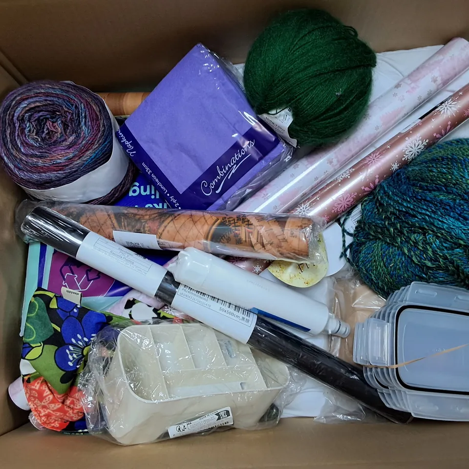 APROXIMATELY 15 ASSORTED HOUSEHOLD ITEMS TO INCLUDE NOTEBOOKS, PIZZA PRESS, AND TROPIC METAL BOXES ETC. 