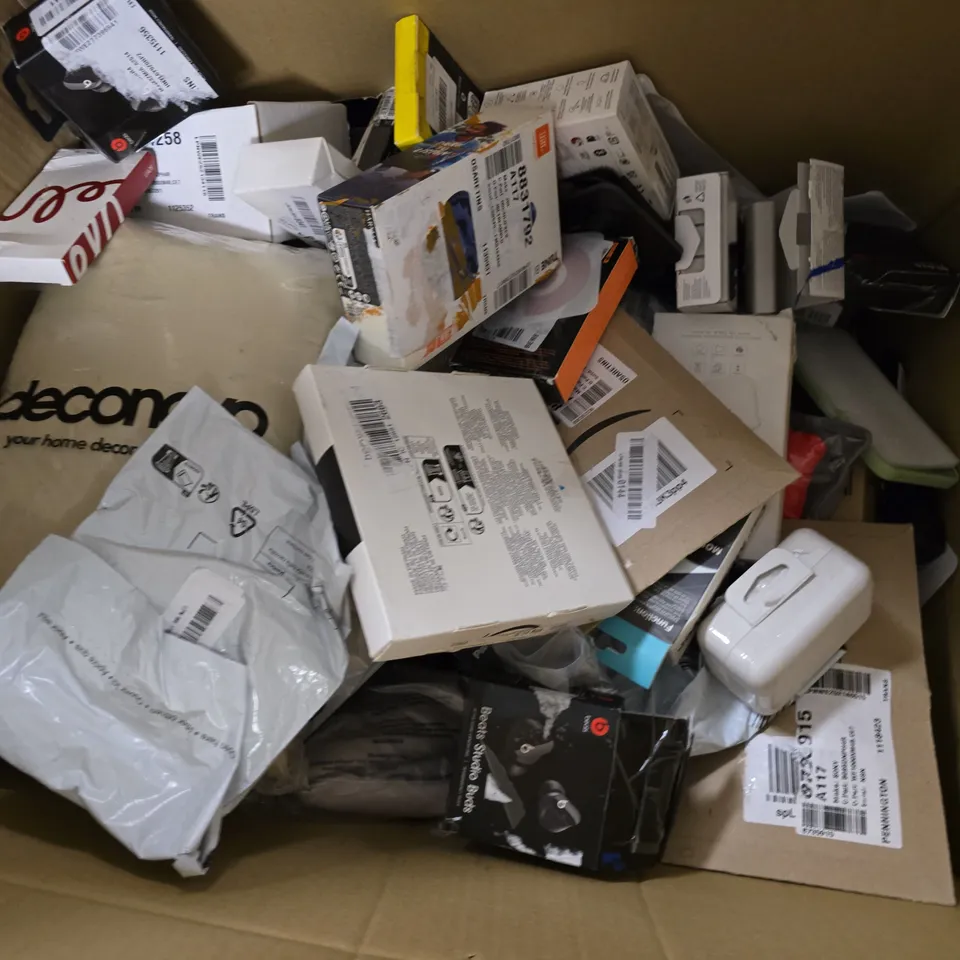 BOX OF APPROXIMATELY 20 ASSORTED BROKEN ITEMS TO INCLUDE - GRITIN WATERPROOF PHONE POUCH , JETECH CELLPHONE CASE , SONY EARBUDS ETC