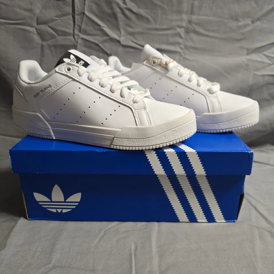 BOXED PAIR OF ADIDAS COURT TOURINO SHOES IN WHITE SIZE UK 5
