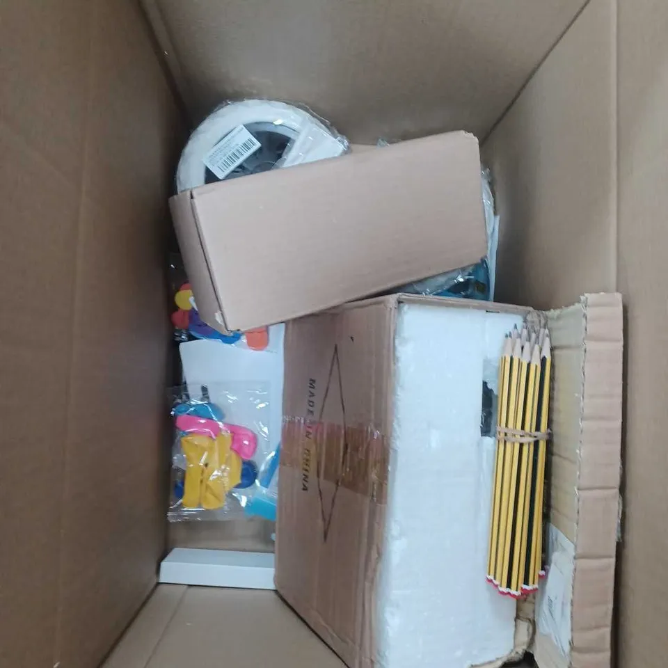 BOX OF APPROXIMATELY 10 ASSORTED ITEMS TO INCLUDE - CUBY PET CARRIER - MOULD MAGIC EXTREME GEL - FIT FOR THE JOB EMULSION BLOCK BRUSH - ETC