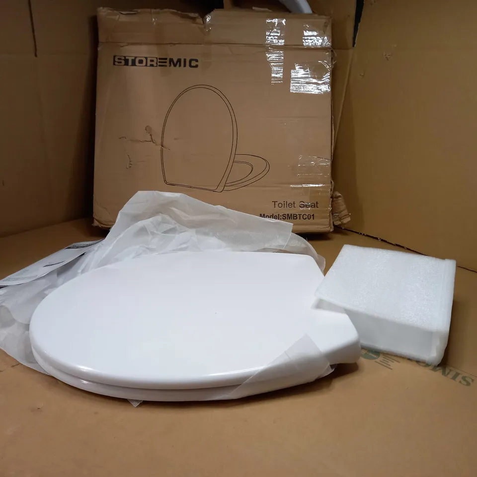 BOXED STOREMIC WHITE TOILET SEAT WITH FIXTURES/FITTINGS