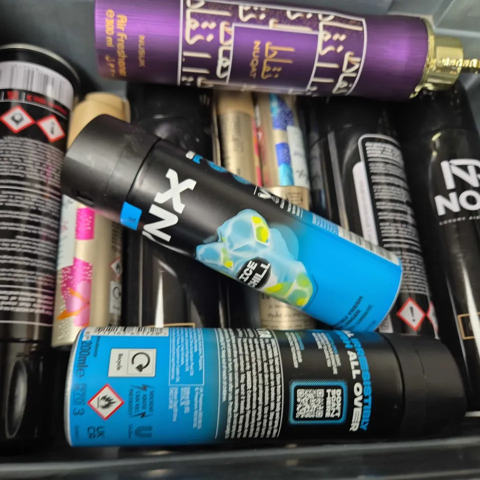 APPROXIMATELY 15 ASSORTED AEROSOLS TO INCLUDE LYNX , EXTRA TACK FLASH AND BODY SPRAY