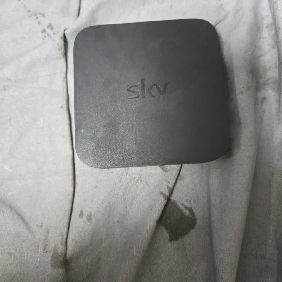 BOX OF APPOXIMATELY 7 ASSORTED ELECTRICAL ITEMS INCLUDING PANASONIC BLU RAY DISC PLAYER AND PLUME PLUG IN 