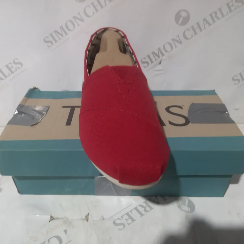 BOXED PAIR OF TOMS SLIP-ON SHOES IN RED UK SIZE 7.5