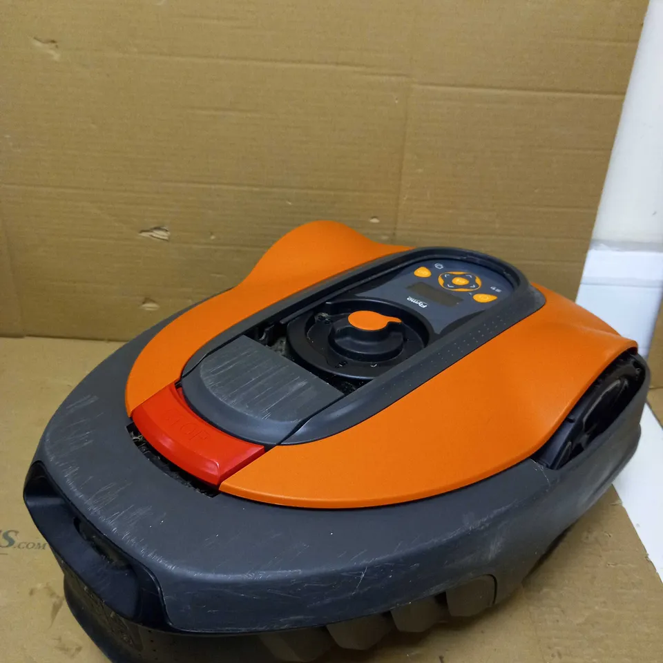 FLYMO ROBOTIC AUTOMATIC LAWNMOWER 