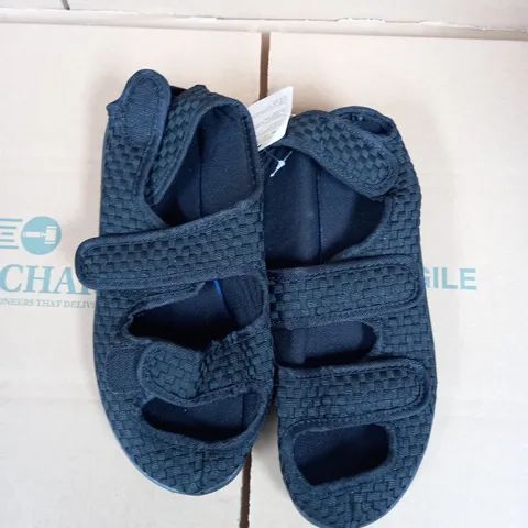 PAIR UNBOXED BLACK VELCRO-FASTENING HOUSE SHOES/SLIPPERS NO SIZE INDICATED