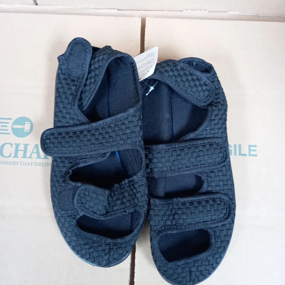 PAIR UNBOXED BLACK VELCRO-FASTENING HOUSE SHOES/SLIPPERS NO SIZE INDICATED