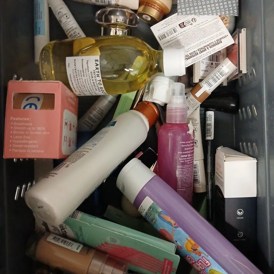 APPROXIMATELY 20 ASSORTED HEALTH & BEAUTY PRODUCTS TO INCLUDE SOAP & GLORY BUBBLE BATH, REHAB LIP OIL DUO, DERMATICA ETC