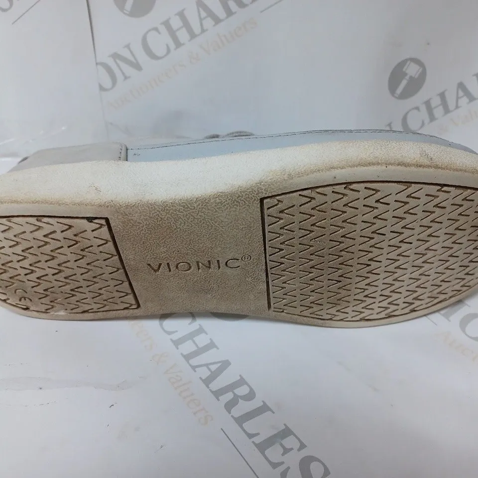 PAIR OF VIONIC ESSENCE WINNY LACE UP TRAINERS IN GREY LEATHER UK SIZE 4.5