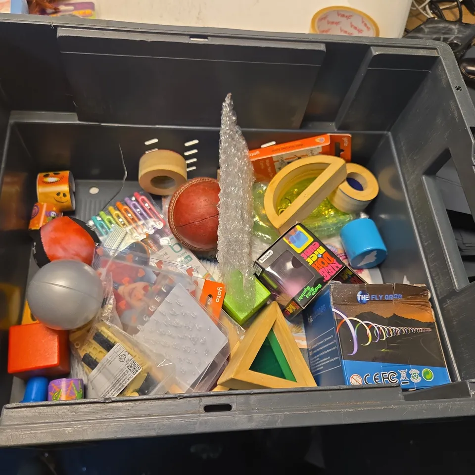 LARGE QUANTITY OF TOYS AND ACCESSORIES TO INCLUDE; THE FLY ORB, CRICKET BALLS, SKZ00 EVERYWHERE ALL AROUND THE WORLD, TOP OF THE WORLD, WORRY STONES AND STITCH DIAMOND PAINTING MAGNETS