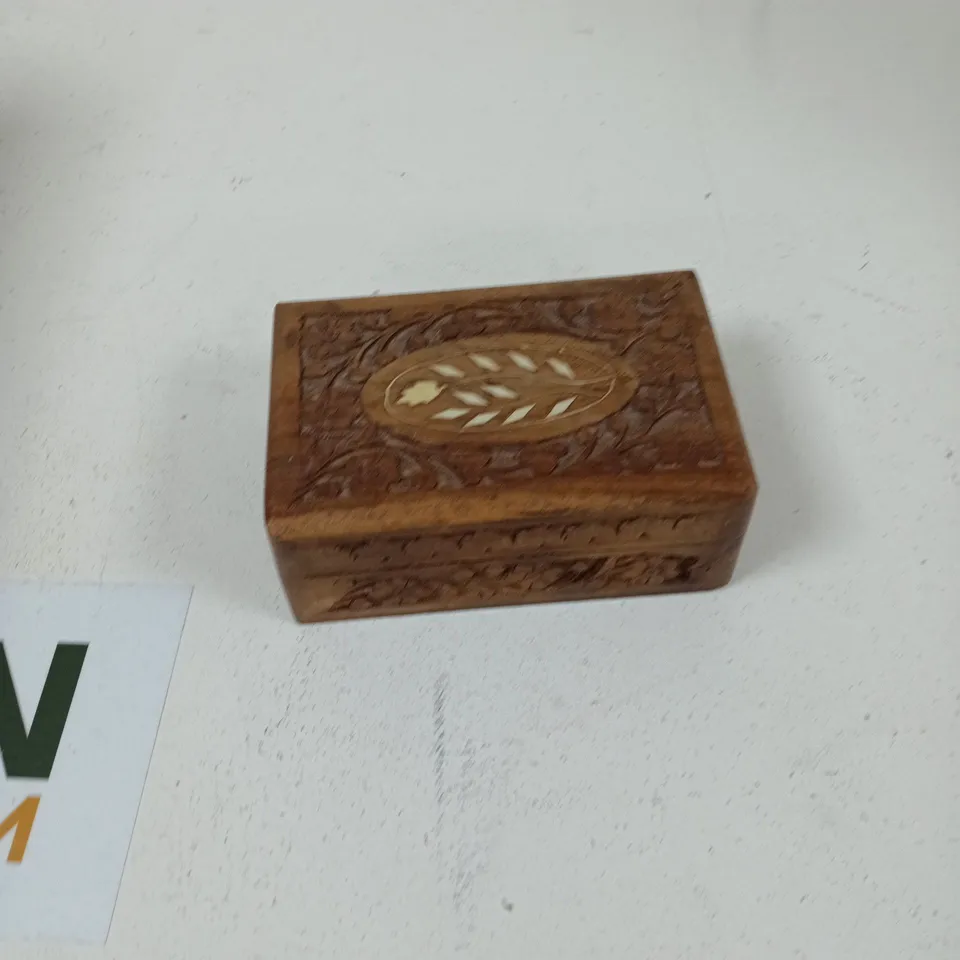 TOTE OF APPROXIMATELY 14 ASSORTED ITEMS TO INCLUDE: WOODEN KEEPSAKE BOX