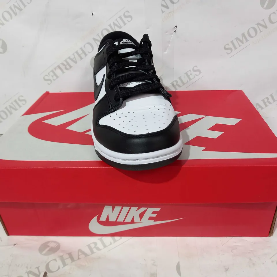 BOXED PAIR OF NIKE DUNK LOW TRAINERS IN BLACK/WHITE UK SIZE 5