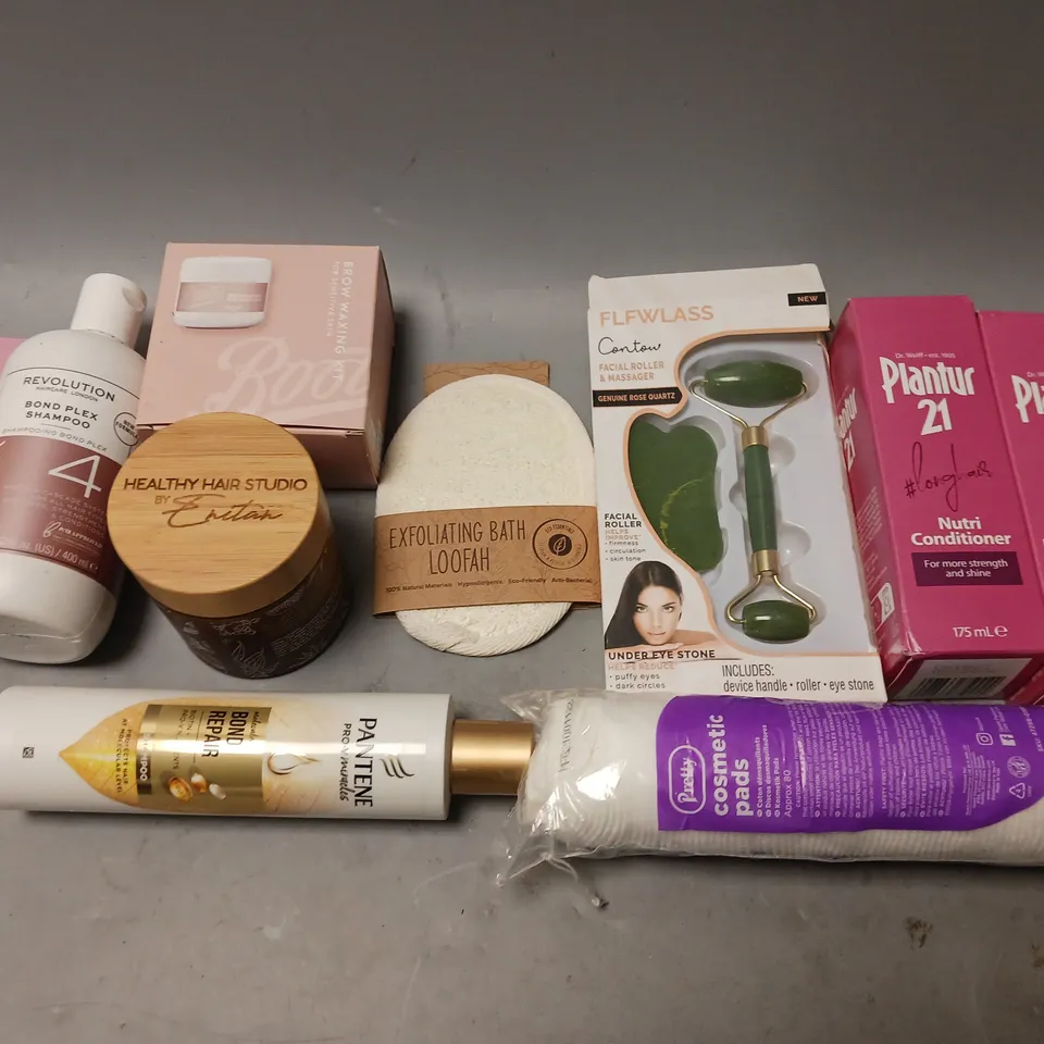 BOX OF APPROXIMATELY 15 COSMETIC ITEMS TO INCLUDE PLANTUR 21 SHAMPOO, EXFOLIATING BATH LOOFAH, AND HEALTHY HAIR KIWI MOISTURE HOLD ETC. 