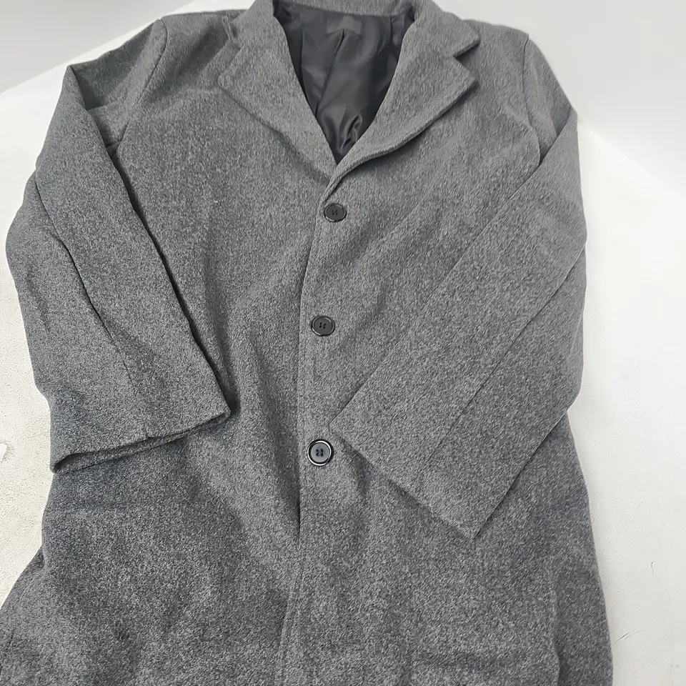 GREY WOOL-BLEND COAT – NOTCHED LAPELS, THREE-BUTTON FRONT