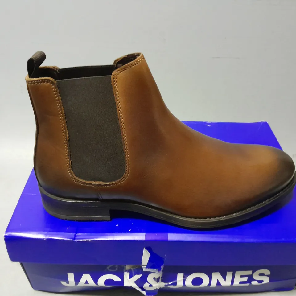 BOXED PAIR OF JACK & JONES WARGO LEATHER CHELSEA BOOTS IN BROWN - 42