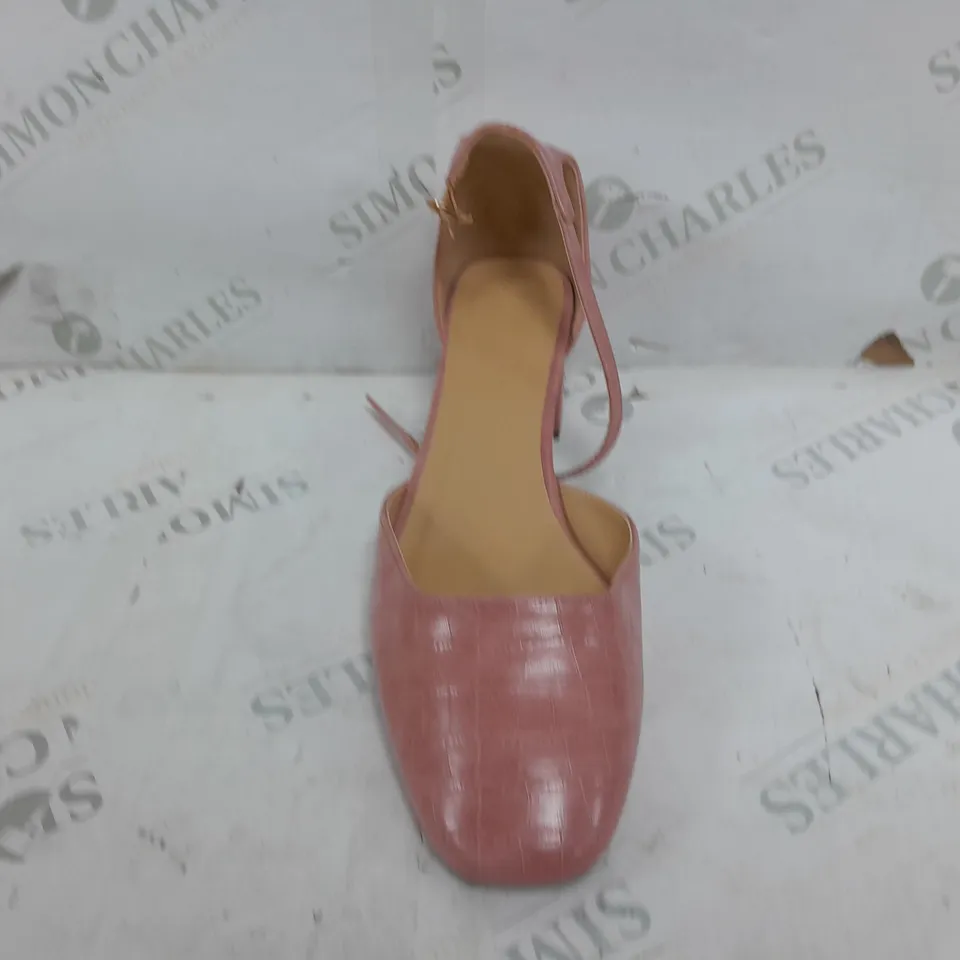 PAIR OF JD WILLIAMS SQUARE BLOCK ROUND TOE HEELS IN PINK - EU 43