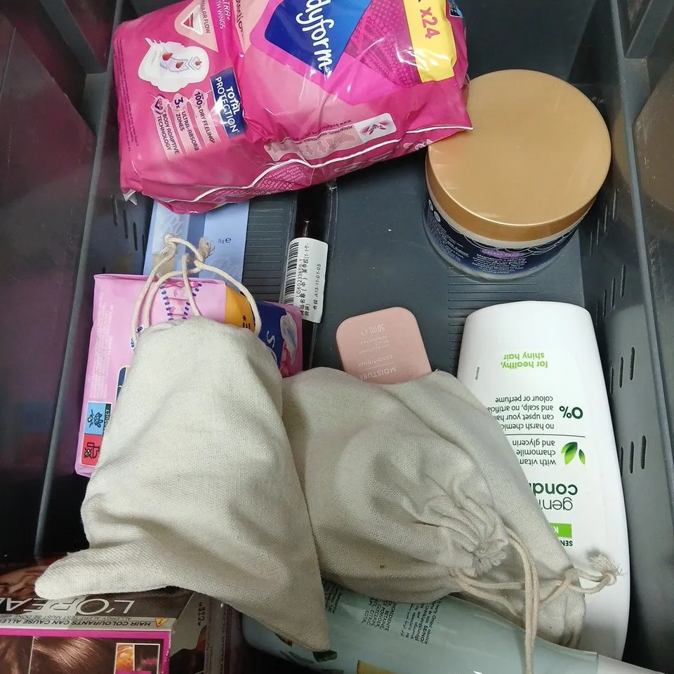 APPROXIMATEY 15 ASSORTED HEALTH AND BEAUTY PRODUCTS TO INCLUDE TAMPAX TAMPONS, SIMPLE CONDITIONER AND L'OREAL HAIR COLOUR