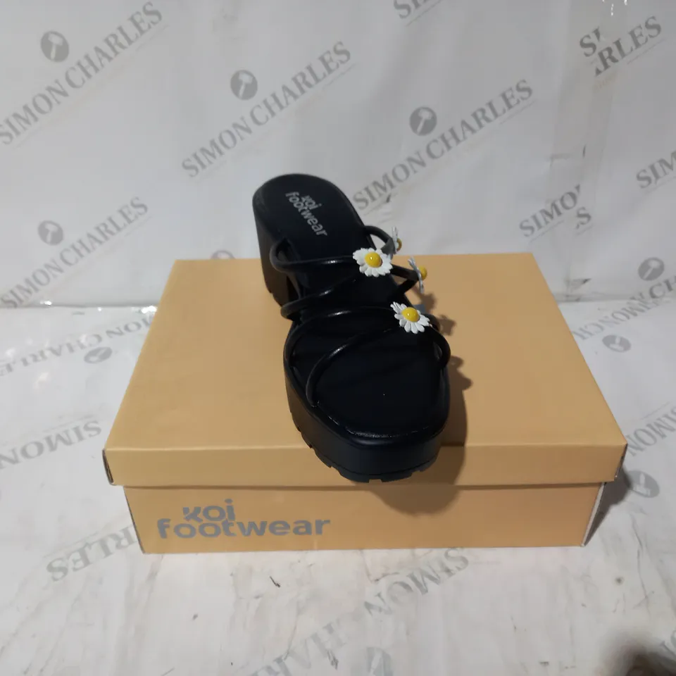 BRAND NEW BOXED PAIR OF KOI VEGAN BLOOMING DAISY OASIS STRAPPY SLIDERS IN BLACK - UK SIZE 7