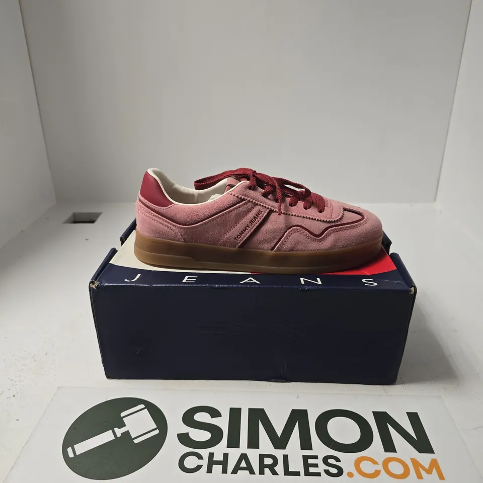 BOXED PAIR OF TOMMY JEANS LOW TOP TRAINERS SIZE EU 41