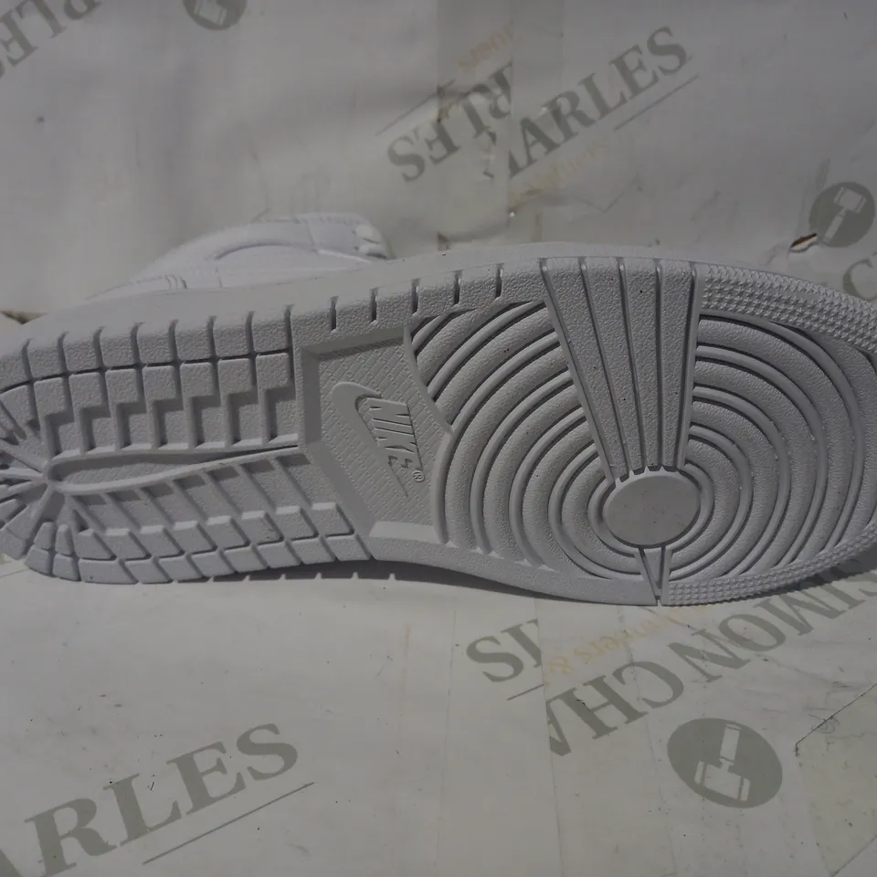 BOXED PAIR OF DESIGNER SHOES IN THE STYLE OF NIKE AIR JORDAN IN WHITE UK SIZE 7