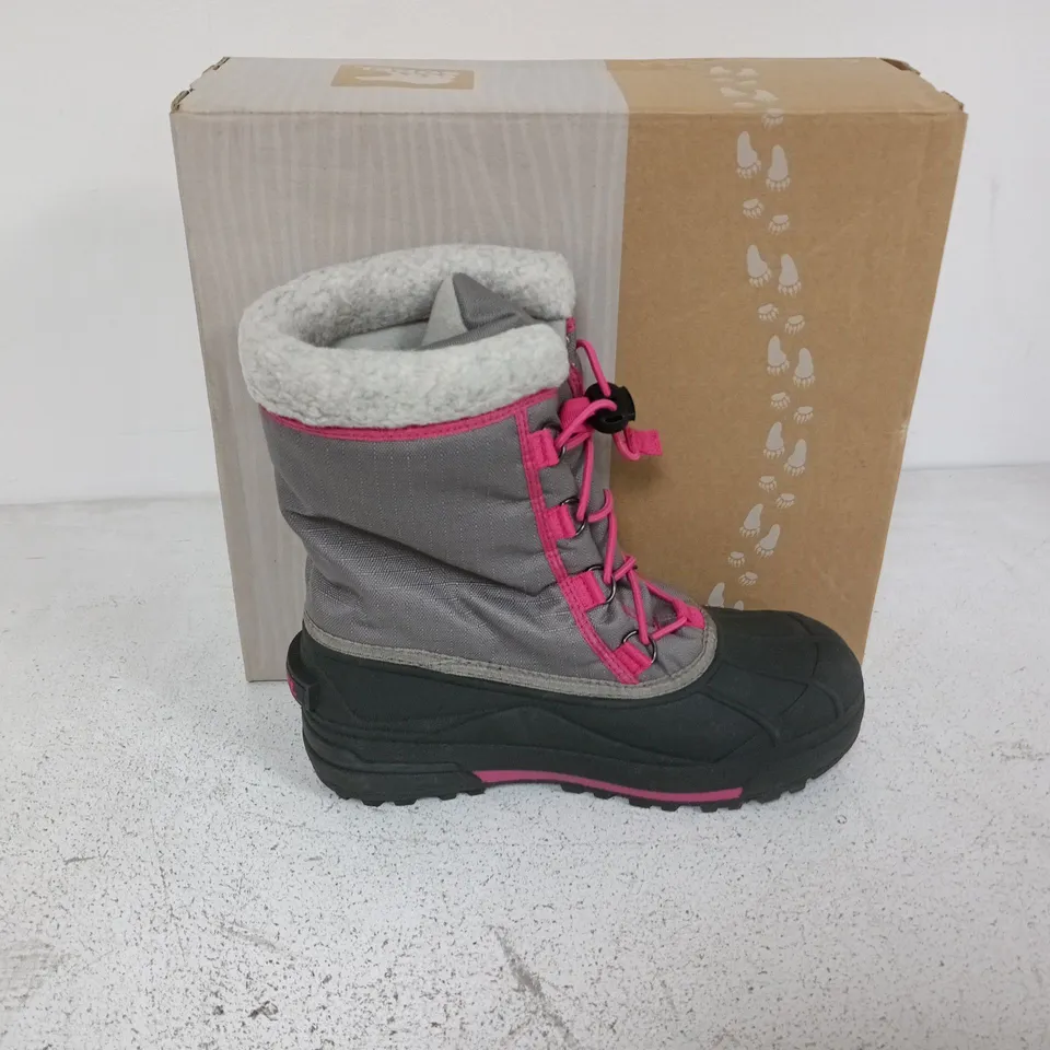 BOXED PAIR OF SOREL YOUTH CUMBERLAND 2 BOOTS IN LIGHT GREY/PINK - UK 5.5