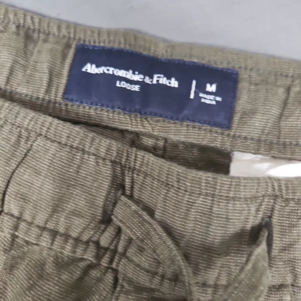 ABERCROMBIE & FITCH LOOSE FIT KHAKI PANTS, SIZE M