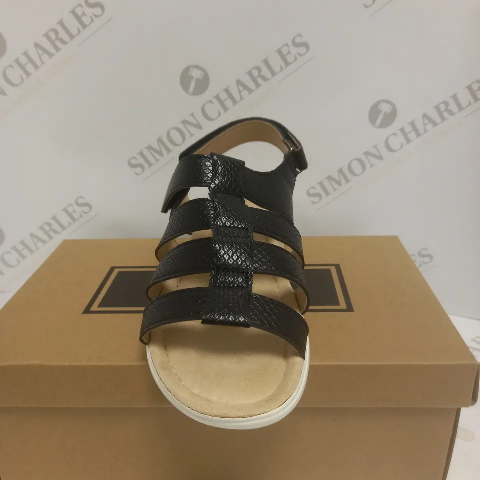 BOXED PAIR OF CUSHION WALK ONE TOUCH CLOSE SANDALS IN BLACK - SIZE 6 