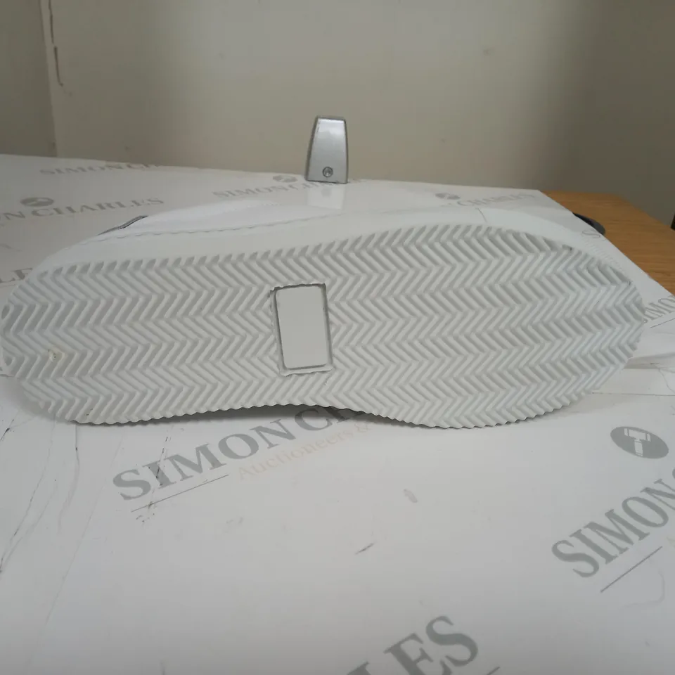 BOXED DANIEL WHITE TRAINERS SIZE UNSPECIFIED