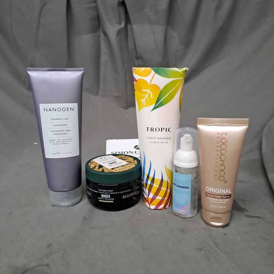 APPROXIMATELY 20 ASSORTED COSMETIC PRODUCTS TO INCLUDE THE BODY SHOP HAIR & SCALP SCRUB, TROPIC SUN LOTION AND NIVEA NANOGEN SHAMPOO