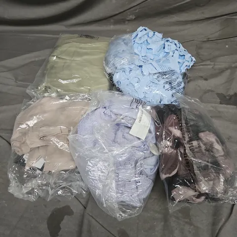APPROXIMATELY 20 ASSORTED CLOTHING ITEMS IN VARIOUS STYLES AND SIZES 
