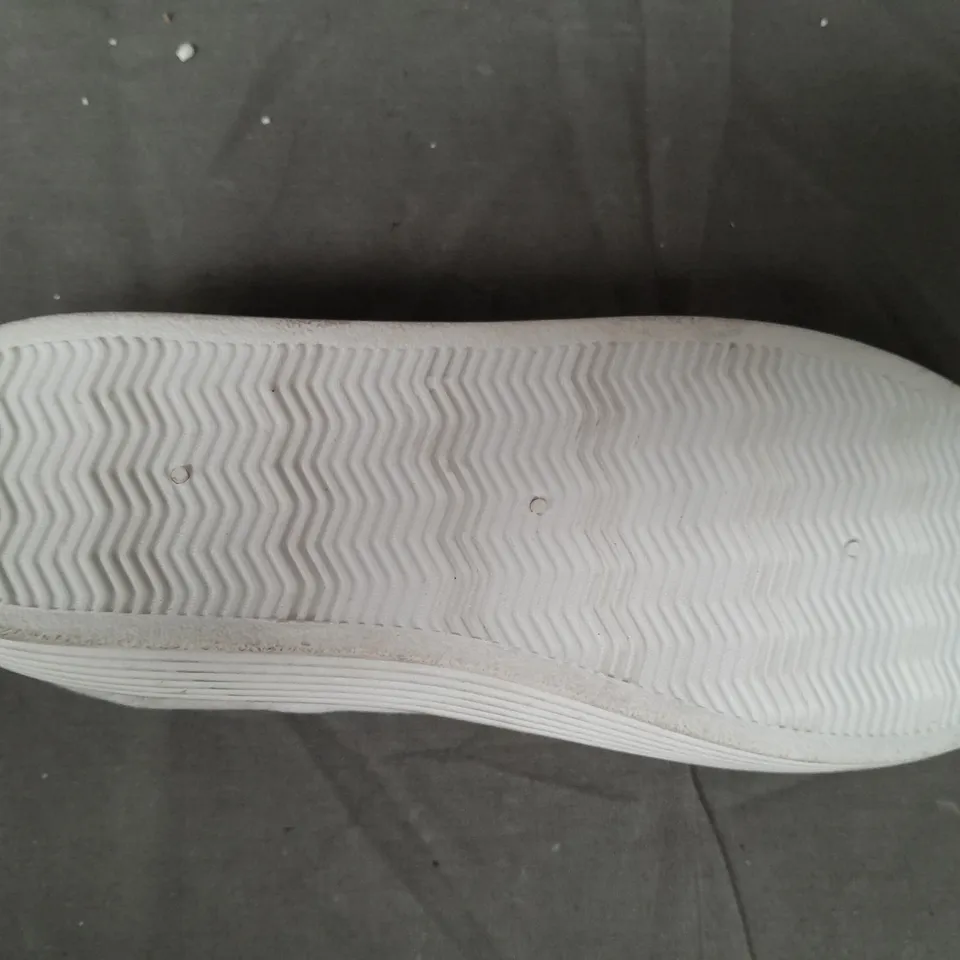 BOX OF APPROXIMATELY 20 PAIRS OF DESIGNER SLIP-ON PUMPS IN WHITE - VARIOUS SIZES
