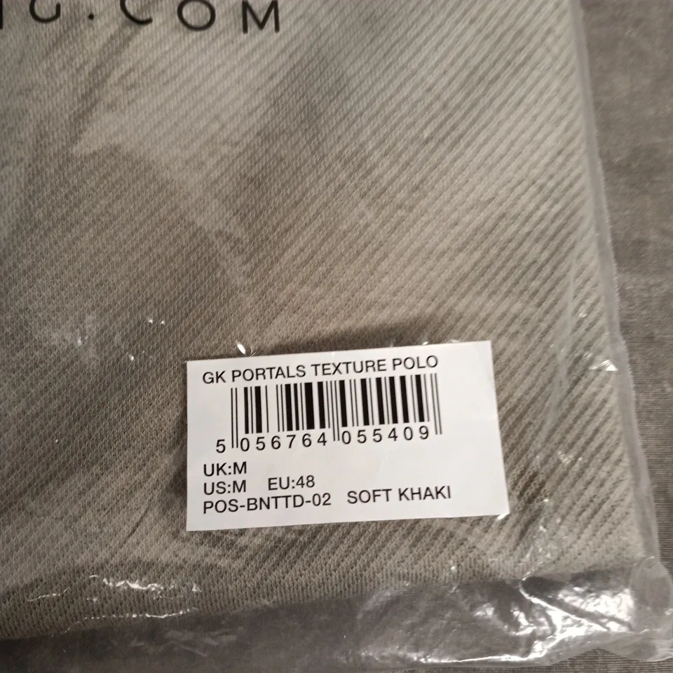 BAGGED GK PORTALS TEXTURE POLO SHIRT – KHAKI, UK M (EU 48 / US M)