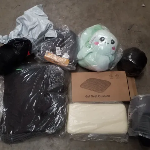 PALLET CONTAINING ASSORTED PILLOWS & CUSHIONS