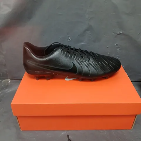 BOXED PAIR OF NIKE LEGEND 10 CLUB FOOTBALL BOOTS - 12