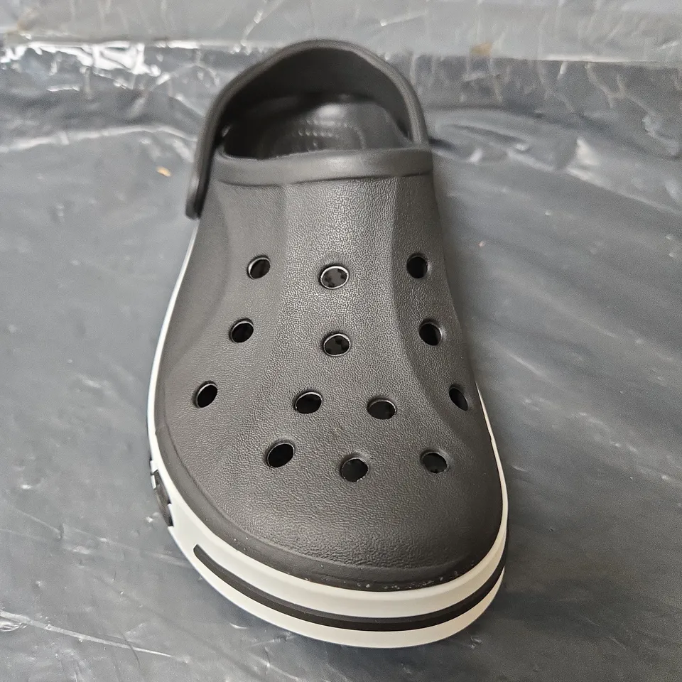 UNBOXED PAIR OF CROCS BAYABAND CLOGS IN BLACK - UK M4/W5