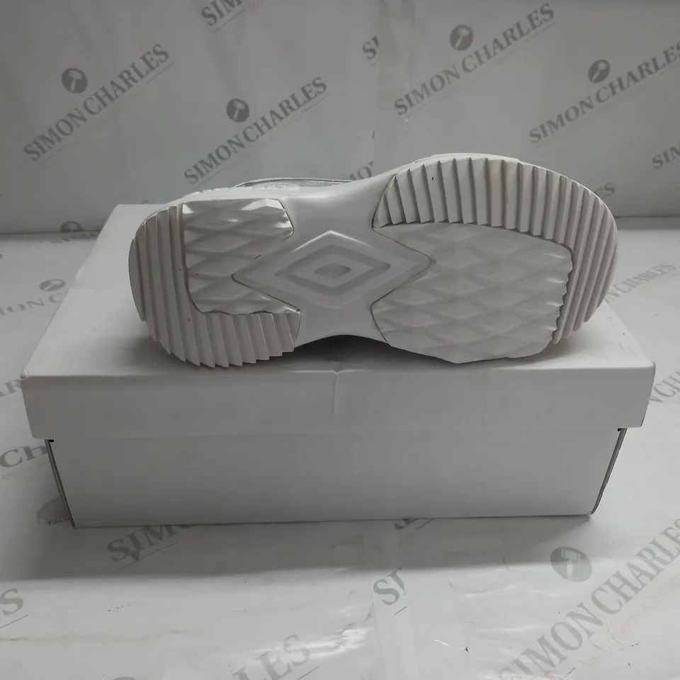 BOXED UMBRO EXERT MAX TRAINERS SIZE 5