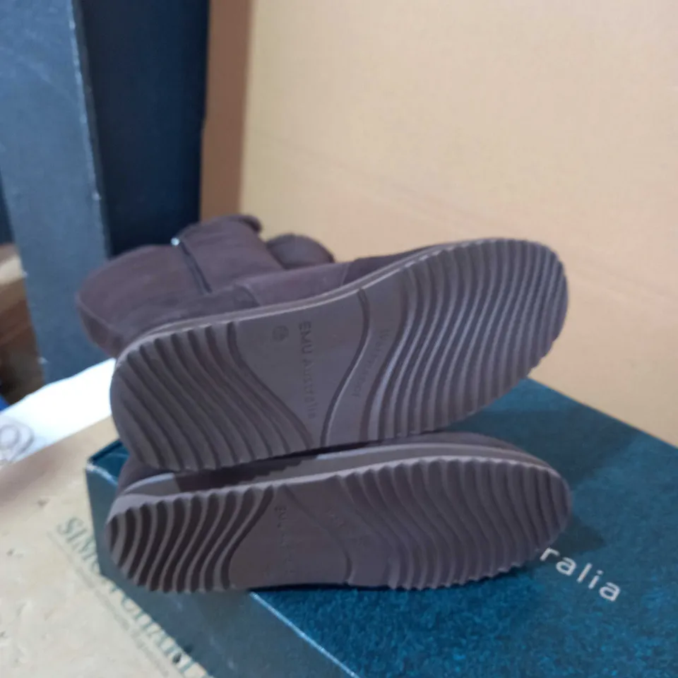 BOXED PAIR OF EMU AUSTRALIA BOOTS - SIZE M7