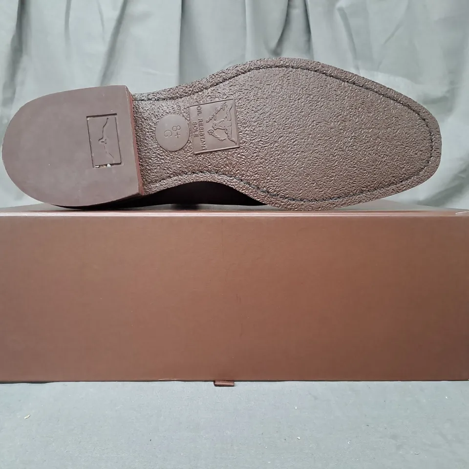 BOXED PAIR OF RM WILLIAMS COMFORT CRAFTSMAN SHOES IN CHESTNUT UK SIZE 8.5