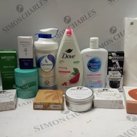 BOX OF APPROX 10 ASSORTED BEAUTY PRODUCTS TO INCLUDE DOVE BODY WASH, GIVE ME LEAVE-IN CONDITIONER, ST TROPEZ TAN ENHANCING POLISH, ETC