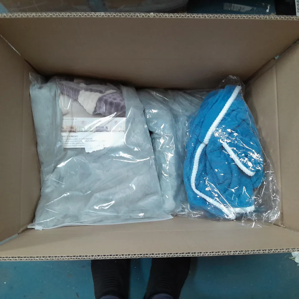 BOXED LOT OF APPROX. 17 HOUSEHOLD ITEMS TO INCLUDE CURTAINS AND BLANKETS