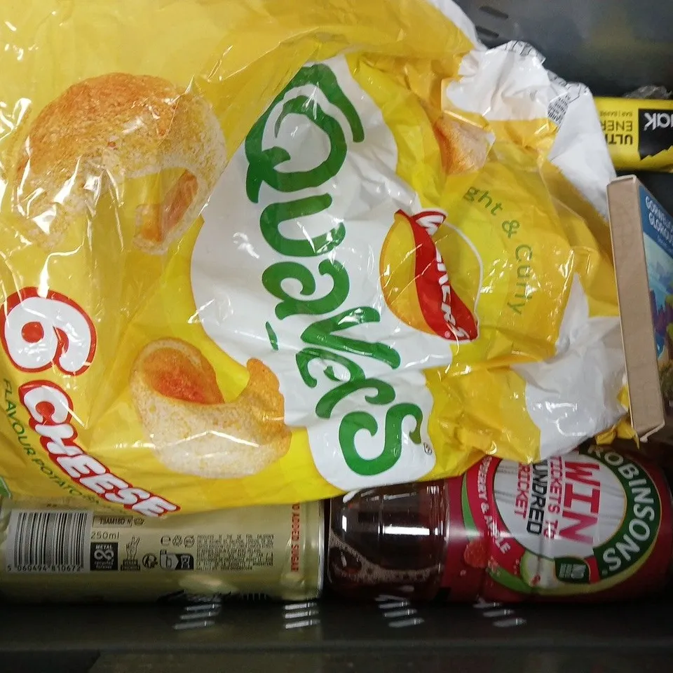 APPROXIMATELY 10 ASSORTED FOOD AND DRINK ITEMS TO INCLUDE KELLOGS, EAT NATURAL, ETC