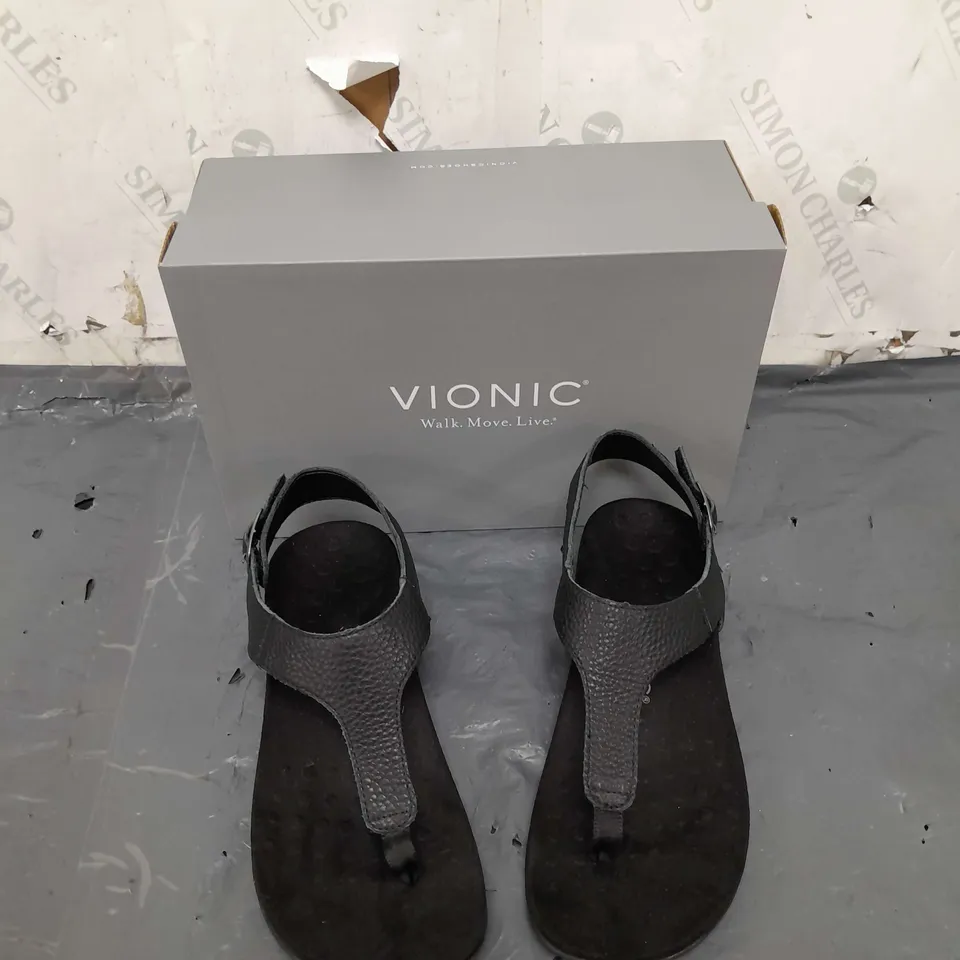 BOXED PAIR OF VIONIC BLACK SANDALS IN SIZE 7