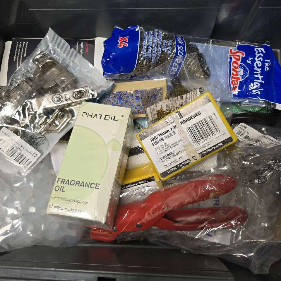 APPROXIMATELY 15 ASSORTED HOUSEHOLD ITEMS TO INCLUDE SUEDE HEEL GRIPS, NIGHT LIGHTS, FRAGRANCE OIL,, ETC