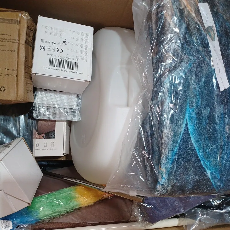 BOX OF APPROXIMATELY 20 ASSORTED HOUSEHOLD ITEMS TO INCLUDE CERAMIC BLUE SAUCE CUPS, STARBURST STAKE LIGHTS, MAMIYANI BAG IN BLUE, ETC