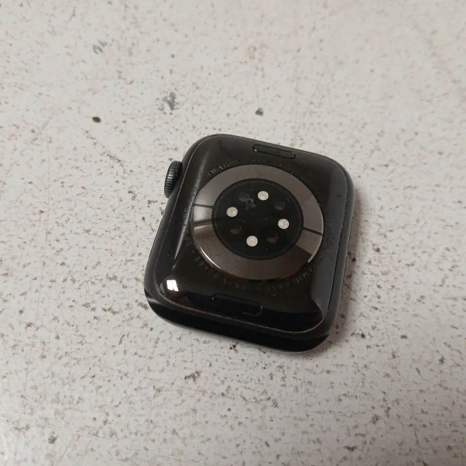 APPLE WATCH SERIES 6 40MM IN GREY