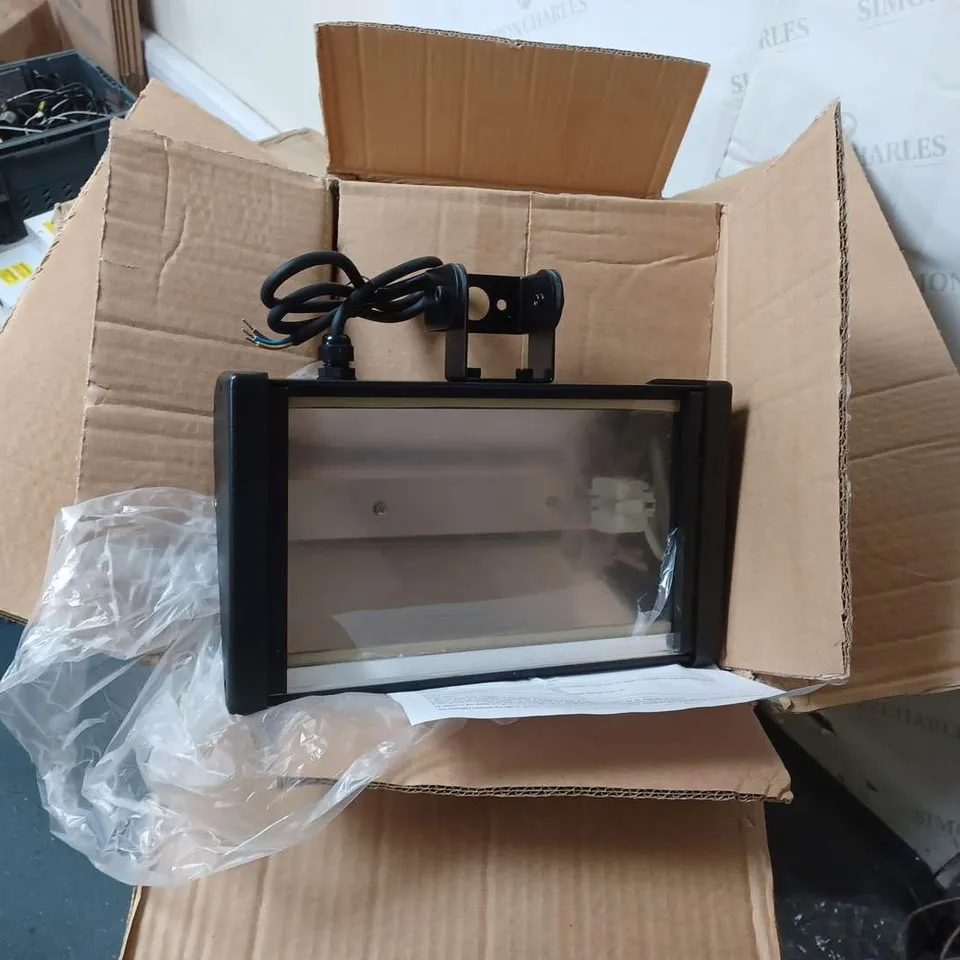 LOT CONTAINING 30 FLUSH MOUNT CELLING LIGHTS, 20 OUTDOOR OVER SIGN WALL MOUNTED LIGHTS, AND A SELECTION OF OTHER LIGHT FITTINGS.