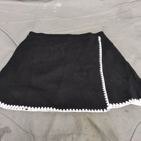 NOBODY'S CHILD BLACK KNIT SKIRT WITH WHITE ZIGZAG TRIM – UK M (EU/M US M)