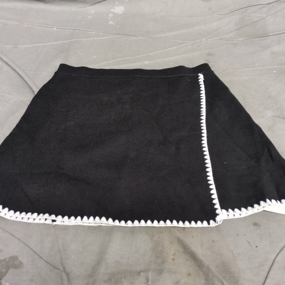 NOBODY'S CHILD BLACK KNIT SKIRT WITH WHITE ZIGZAG TRIM – UK M (EU/M US M)